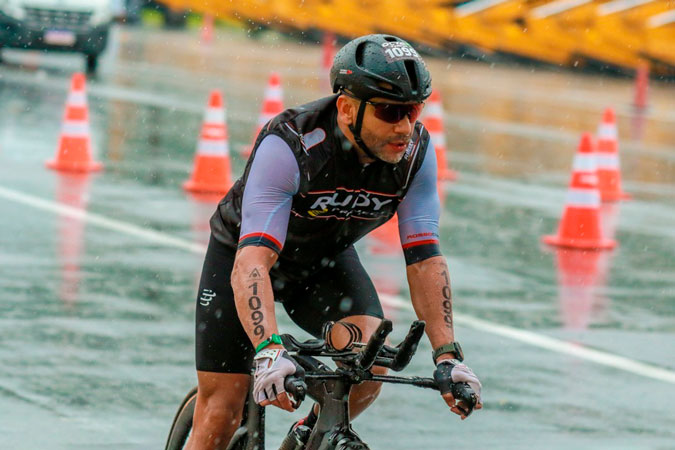 Octávio Augusto pedalou 180 km em Florianópolis (SC), em prova de Ironman.
