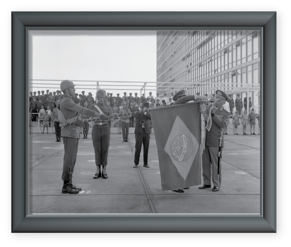 Cerimônia militar em frente ao Ministério do Exército. Brasília (DF), década de 1960