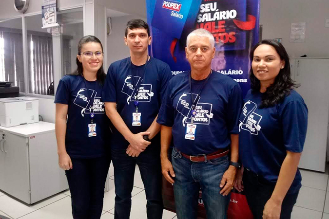 Edward Junior, Atendente no Posto da POUPEX em Boa Vista, com colegas de equipe