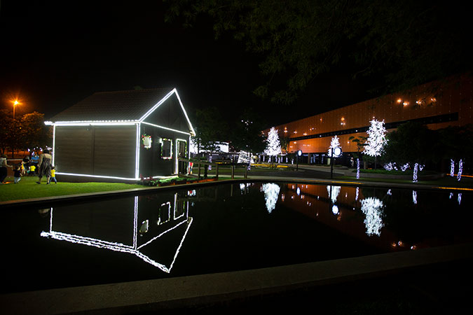 Casinha do Papai Noel iluminada na Sede da FHE POUPEX