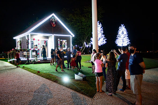 Casinha do Papai Noel iluminada na Sede da FHE POUPEX 2021