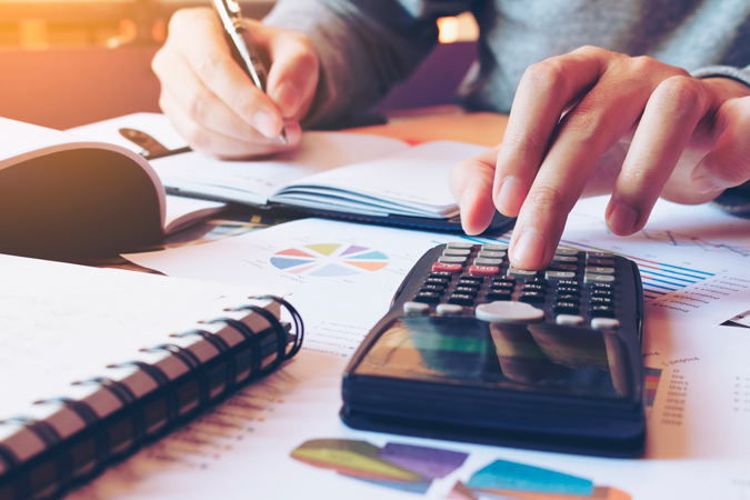 impostos-calculos-contas-financiamento-credito-informes-shutterstock