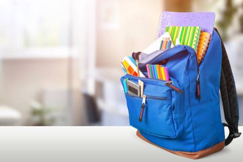 mochila_azul_material_escolar_educacao_financeira_shutterstock