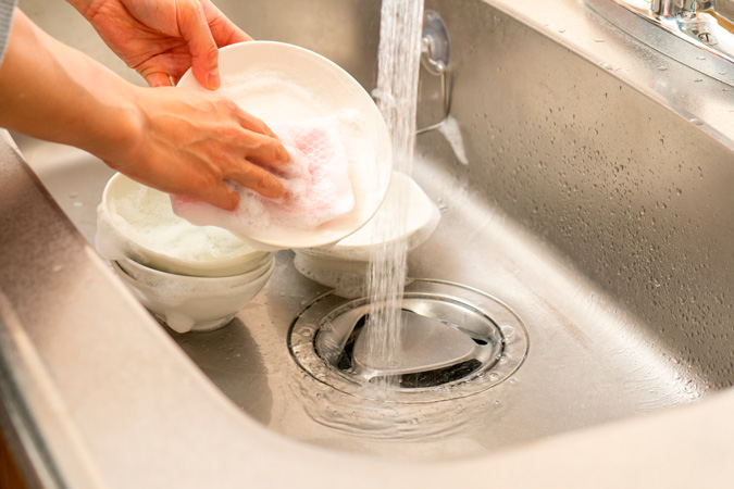 Lavar a louça corretamente ajuda a economizar água.