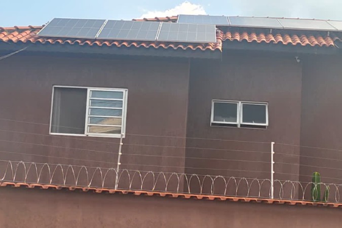 Placas que produzem energia solar na casa do Capitão Carlos Alberto, em Sorocaba (SP)