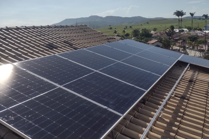Placas que produzem energia solar na residência do Sargento Anderson Barcelos