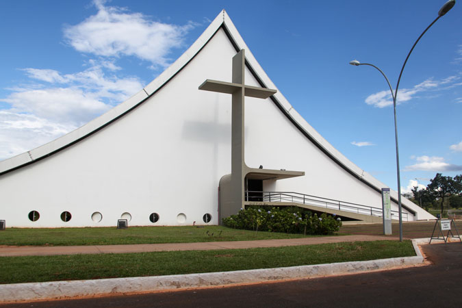 Catedral Militar Rainha da Paz é um dos 12 pontos turísticos próximos à Sede da POUPEX.