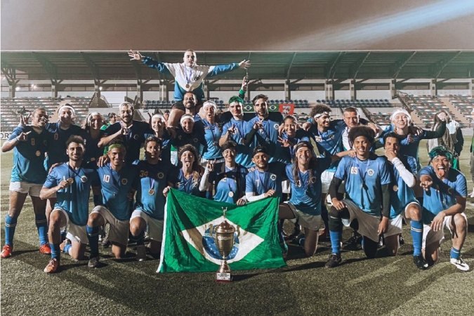 Seleção Brasileira de Quadribol exibe o troféu conquistado nos Jogos Pan-Americanos 2022.