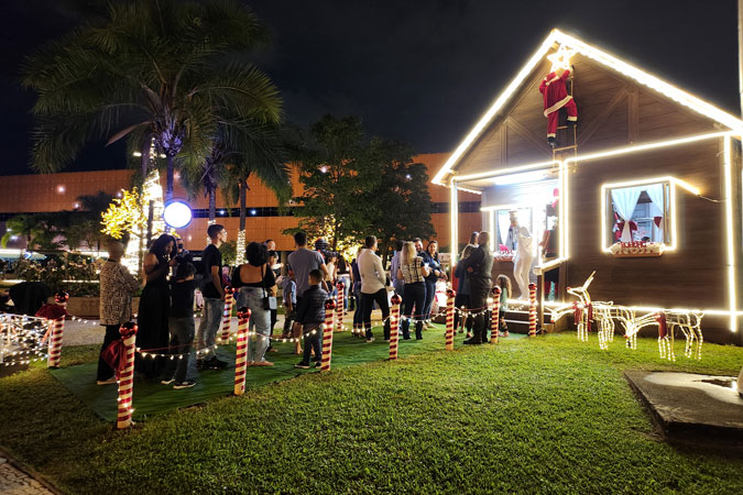 Casa do Papai Noel da FHE POUPEX 2022 iluminada