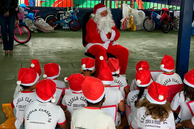 Campanha promovida pelos Correios: Papai Noel entrega presentes de equipe da FHE POUPEX