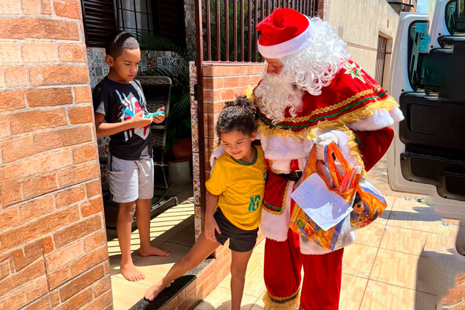 Cartinhas deixadas na Casa do Papai Noel são atendidas