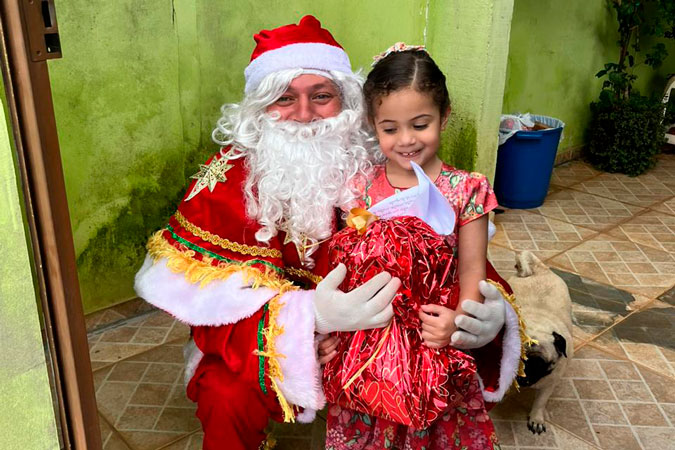 Cartinhas deixadas na Casa do Papai Noel são atendidas