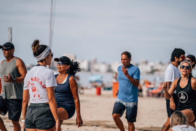 Alunos de HIIT durante aula no quiosque da POUPEX no Rio de Janeiro)