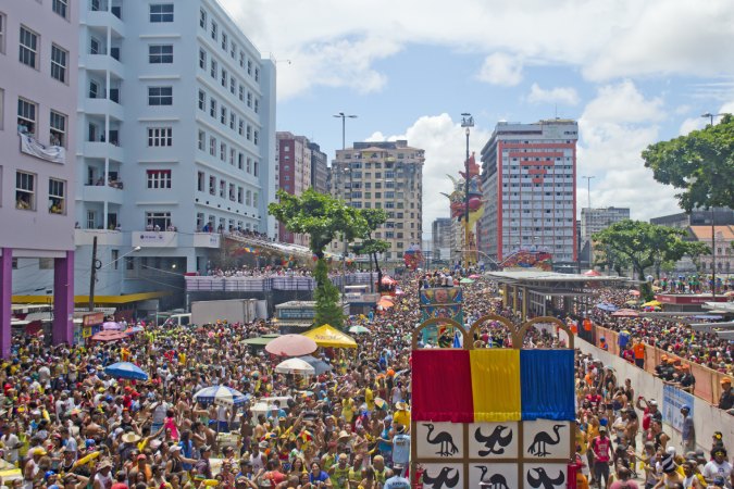 Multidão durante bloco de carnaval