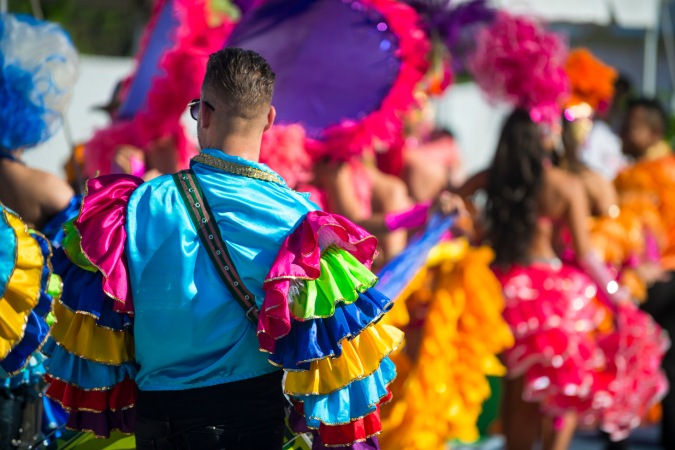 Homem durante carnaval de rua no Brasil