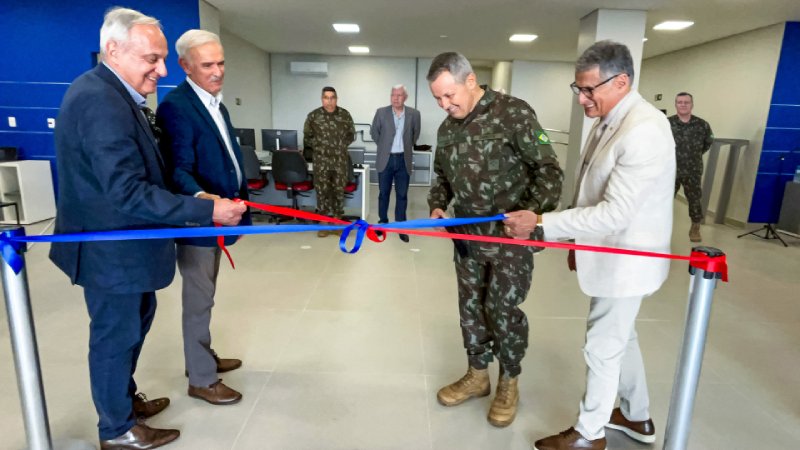 Descerraram a fita de inauguração: Gen Tomás, Gen Stumpf, Gen Leal Pujol e Gen Fernando